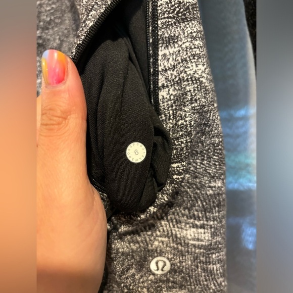 Lululemon pull over hoodie size 6 black and white - Picture 5 of 5